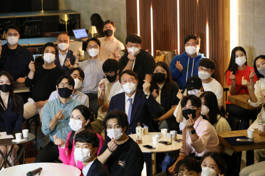 윤석열(가운데)전 검찰총장이 12일 오후 서울 서대문구 UCC라운지에서 열린 '청년, 희망을 해킹하라' 토크콘서트에서 청년 일자리 문제에 관해 발언하고 있다.윤석열 대선캠프 제공